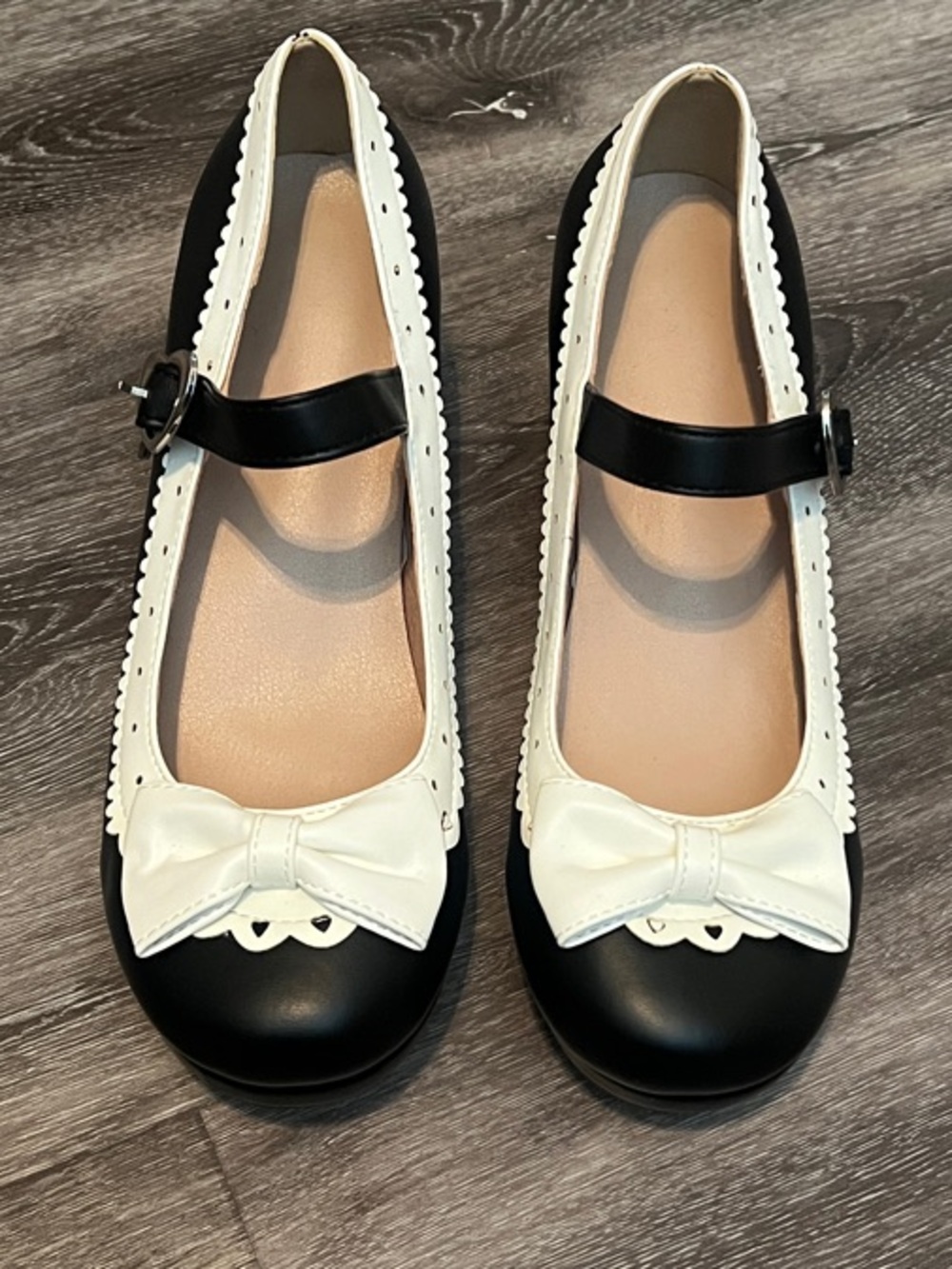 Black and White Mary Jane Flats with Bow Accent new without tags size 38